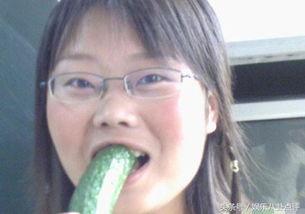 美女孤独吃瓜群众,孤独中的美食慰藉