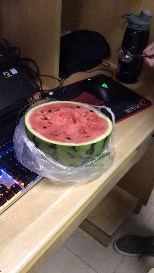 吃瓜的舍友,揭秘吃瓜舍友的趣味生活点滴